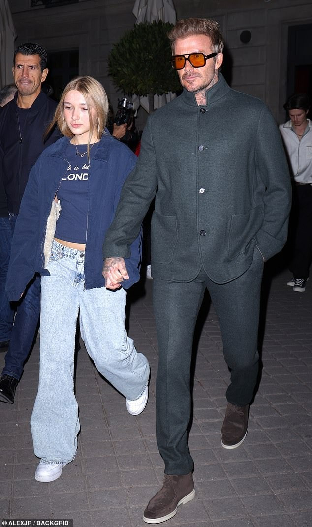 Tại buổi ăn tối, Beckham tiếp tục tháp tùng con gái út. Harper Beckham ghi điểm với phong cách hip hop, quần jeans ống rộng phối crop top. Cô khoác áo ngoài để tạo điểm nhấn trang phục. Trong khi đó, cựu danh thủ người Anh phong độ với trang phục vest cách điệu phối kính mát thời trang. Tại buổi ăn tối, Beckham tiếp tục tháp tùng con gái út. Harper Beckham ghi điểm với phong cách hip hop, quần jeans ống rộng phối crop top. Cô khoác áo ngoài để tạo điểm nhấn trang phục. Trong khi đó, cựu danh thủ người Anh phong độ với trang phục vest cách điệu phối kính mát thời trang.