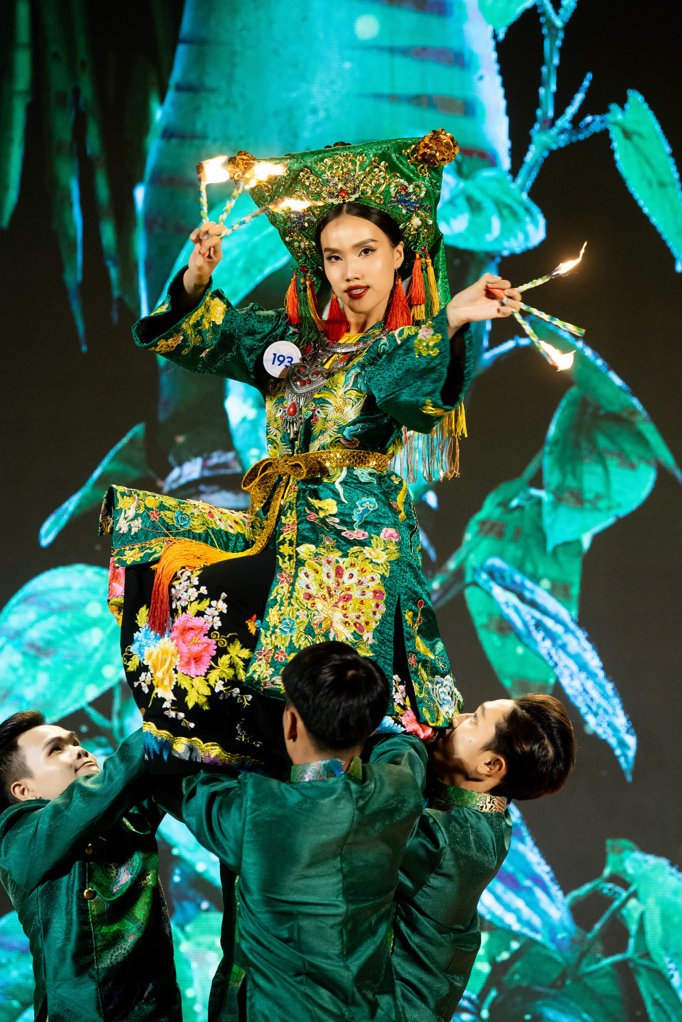 Tại phần thi Người đẹp Tài năng, các thí sinh của Hoa hậu Thế giới Việt Nam 2023 thể hiện nhiều khả năng từ ca hát, nhảy múa đến thuyết trình trước đám đông. Kim Hậu (SBD 193) được chú ý với tiết mục hầu đồng Cô Đôi Thượng Ngàn. Cô gái vào Top 45 Hoa hậu Việt Nam 2022 từng gây chú ý với tiết mục đập vỡ miếng gỗ tại cuộc thi nhan sắc lâu đời nhất Việt Nam.