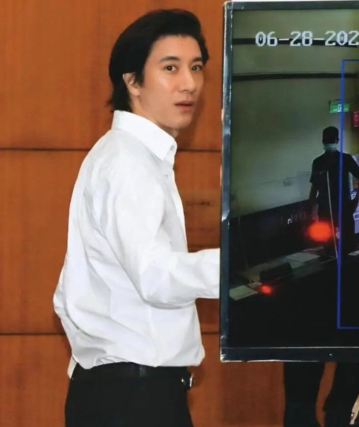 Vương Lực Hoành và Lý Tịnh Lỗi tại tòa. Vương Lực Hoành và Lý Tịnh Lỗi tại tòa.