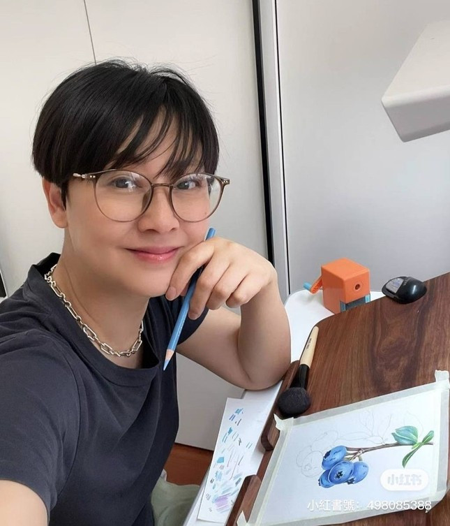 Trương Vệ Kiện và Trương Tây sống xa nhau, mỗi tháng gặp một lần. Trương Vệ Kiện và Trương Tây sống xa nhau, mỗi tháng gặp một lần.