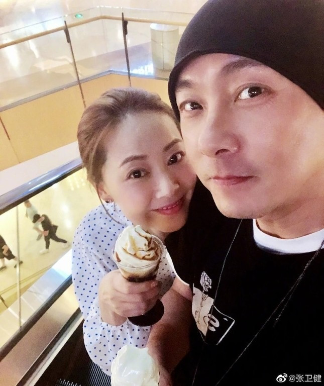 Trương Vệ Kiện và Trương Tây sống xa nhau, mỗi tháng gặp một lần. Trương Vệ Kiện và Trương Tây sống xa nhau, mỗi tháng gặp một lần.