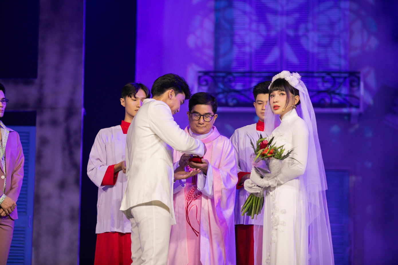 Trong live show, Đàm Vĩnh Hưng mời Khả Như và Võ Tấn Phát làm người kể chuyện, kéo dài mạch cảm xúc của khán giả qua chuyện tình nhiều éo le, lồng ghép những bản bolero hợp hoàn cảnh, nội dung.