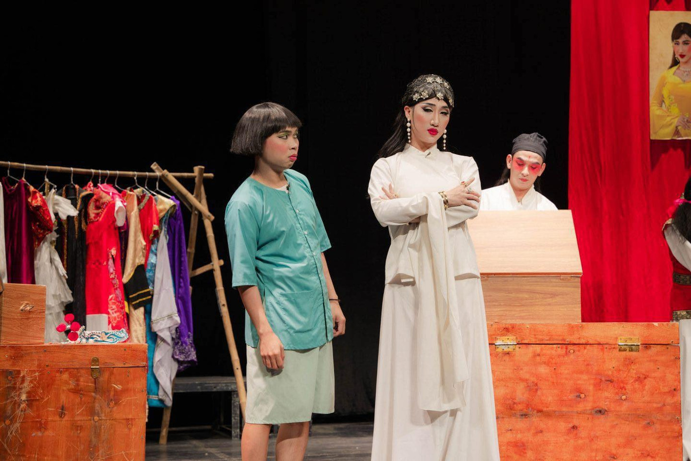 Minh Dự (áo xanh) trong một vở diễn tại sân khấu Thế giới Trẻ.