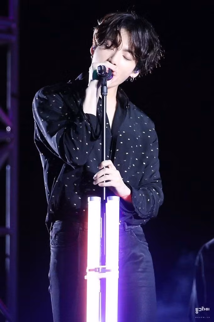 Jungkook luôn hấp dẫn khán giả từ ngoại hình tới kỹ năng trình diễn.