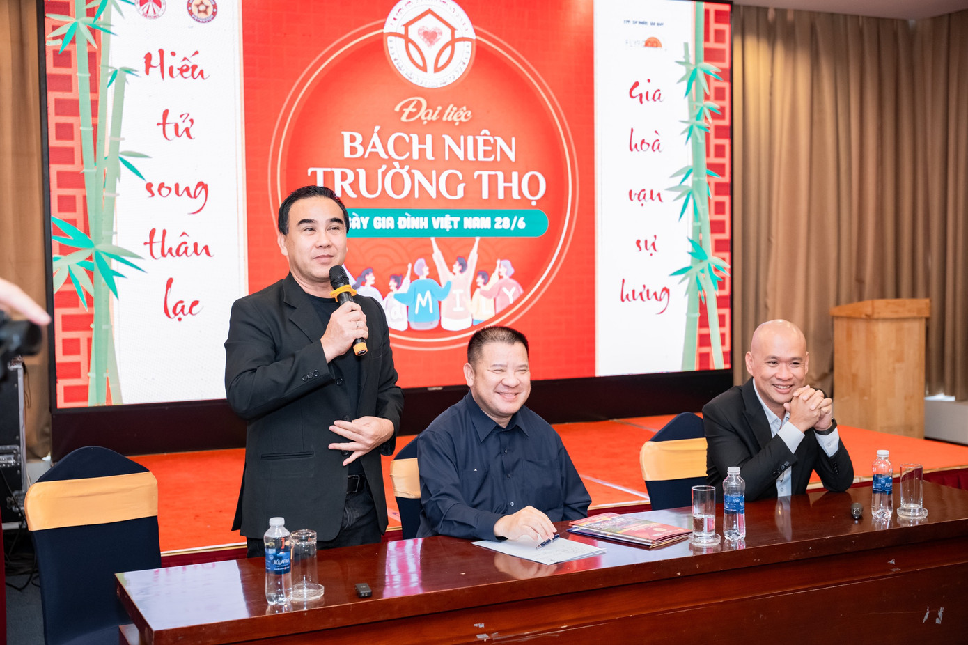 Quyền Linh là đại sứ chương trình Tuần lễ chào mừng ngày Gia đình Việt Nam. Quyền Linh là đại sứ chương trình Tuần lễ chào mừng ngày Gia đình Việt Nam.