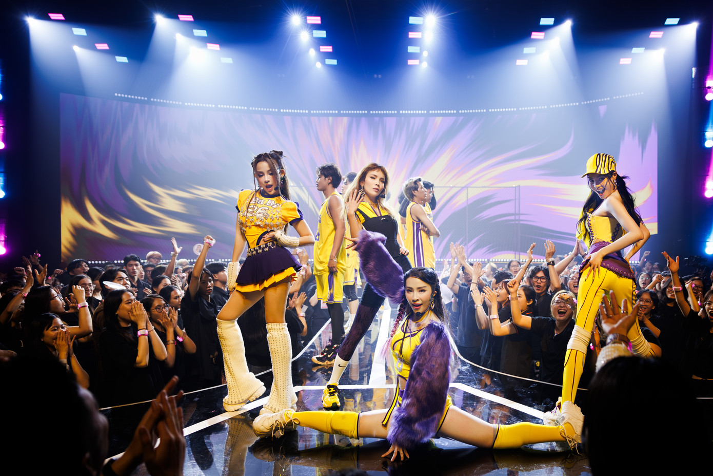 Bộ tứ Huyền Baby, Quỳnh Nga, Ninh Dương Lan Ngọc và Yến Trang trình diễn tiết mục Hót Hòn Họt. Phần biểu diễn được khán giả cổ vũ nhờ trang phục bắt mắt và vũ đạo ấn tượng trên nền nhạc sôi động. Bộ tứ Huyền Baby, Quỳnh Nga, Ninh Dương Lan Ngọc và Yến Trang trình diễn tiết mục Hót Hòn Họt. Phần biểu diễn được khán giả cổ vũ nhờ trang phục bắt mắt và vũ đạo ấn tượng trên nền nhạc sôi động.