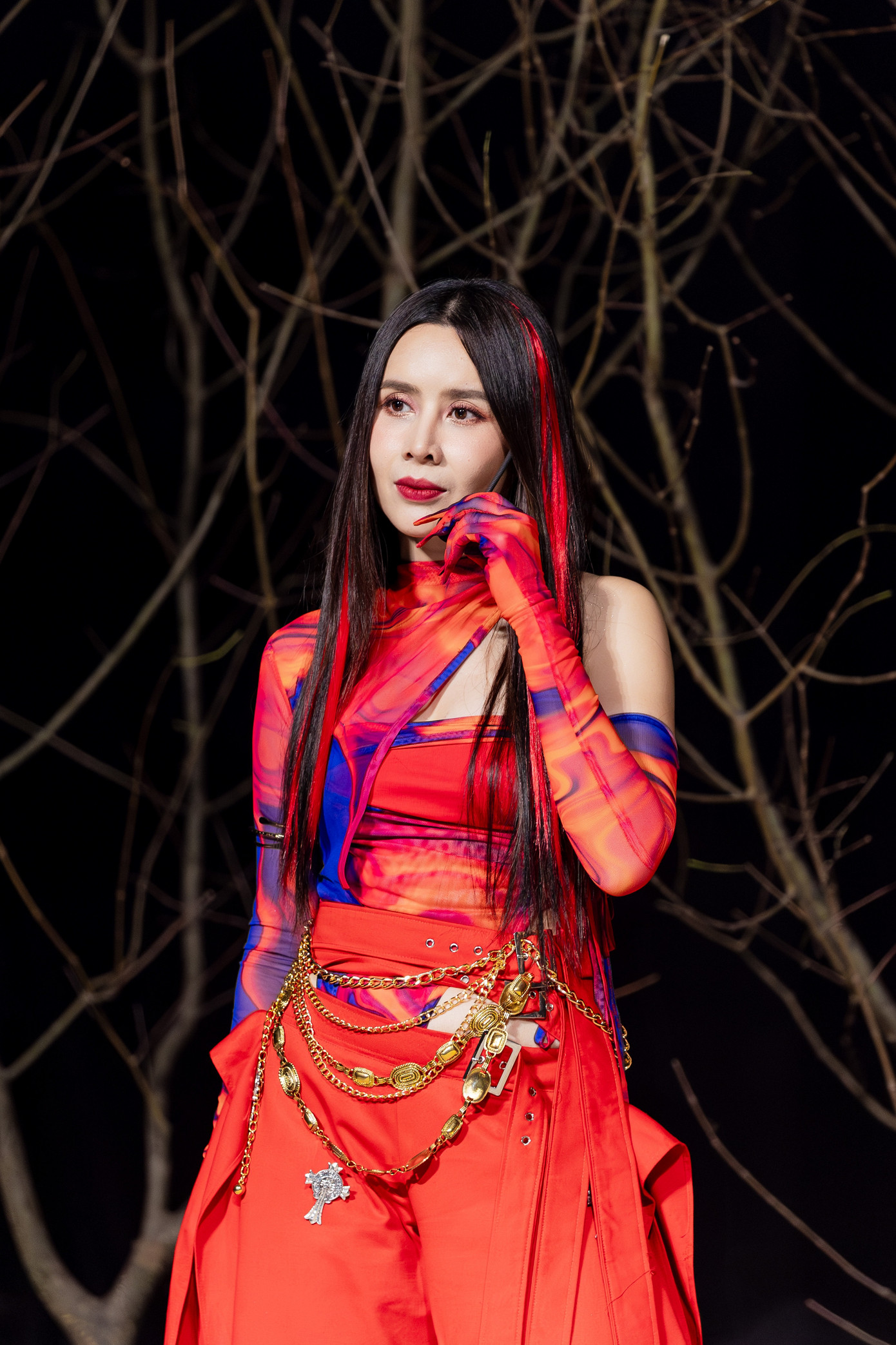 Khi được MC Anh Tuấn hỏi về nghị lực vượt qua khó khăn trong năm qua, Lưu Hương Giang gửi lời cảm ơn khán giả vì những bình luận, tin nhắn giúp cô vượt qua giai đoạn khó khăn. Đây là năm thứ 20 cô hoạt động nghệ thuật, cảm thấy may mắn vì luôn được khán giả nhớ đến. Trước đó, ở show Chị đẹp, Lưu Hương Giang tuột phong độ, không thể tập trung thi vì biến cố gia đình. Khi được MC Anh Tuấn hỏi về nghị lực vượt qua khó khăn trong năm qua, Lưu Hương Giang gửi lời cảm ơn khán giả vì những bình luận, tin nhắn giúp cô vượt qua giai đoạn khó khăn. Đây là năm thứ 20 cô hoạt động nghệ thuật, cảm thấy may mắn vì luôn được khán giả nhớ đến. Trước đó, ở show Chị đẹp, Lưu Hương Giang tuột phong độ, không thể tập trung thi vì biến cố gia đình.