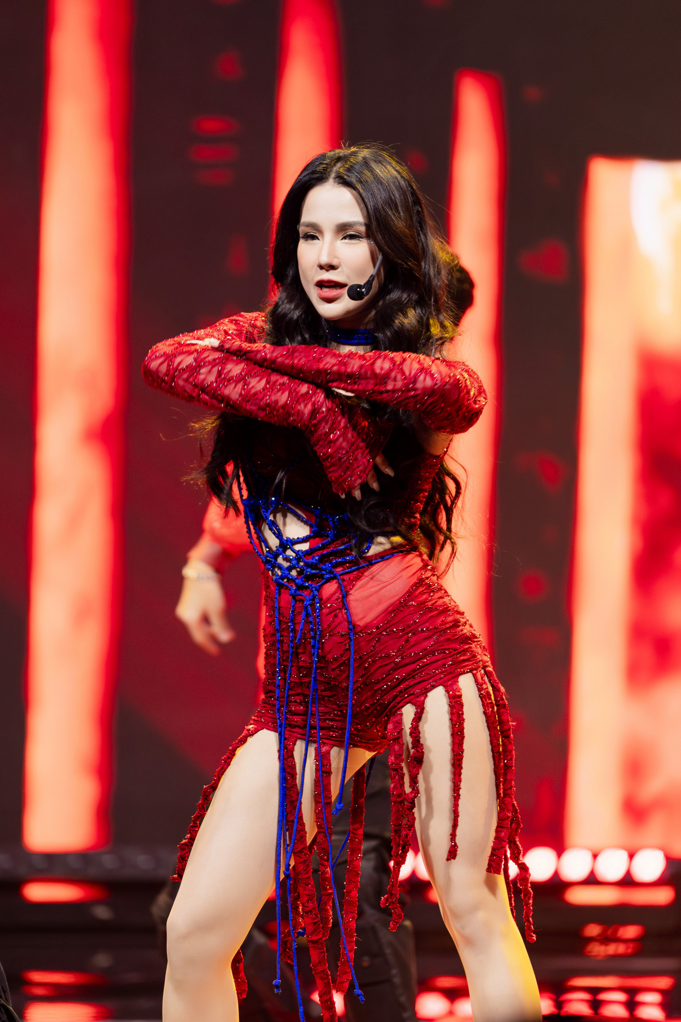 Chị đẹp Diệp Lâm Anh cho biết cô thấy thoải mái sau thời gian đối mặt với áp lực, biến cố hôn nhân. "Nụ cười của tôi đang rất chân thật. Phụ nữ luôn được cho là phái yếu, bản thân tôi thời gian qua không tránh được việc mất đi nghị lực. Cảm ơn các chị thời gian qua giúp tôi vượt qua áp lực", cô chia sẻ. Chị đẹp Diệp Lâm Anh cho biết cô thấy thoải mái sau thời gian đối mặt với áp lực, biến cố hôn nhân. "Nụ cười của tôi đang rất chân thật. Phụ nữ luôn được cho là phái yếu, bản thân tôi thời gian qua không tránh được việc mất đi nghị lực. Cảm ơn các chị thời gian qua giúp tôi vượt qua áp lực", cô chia sẻ.