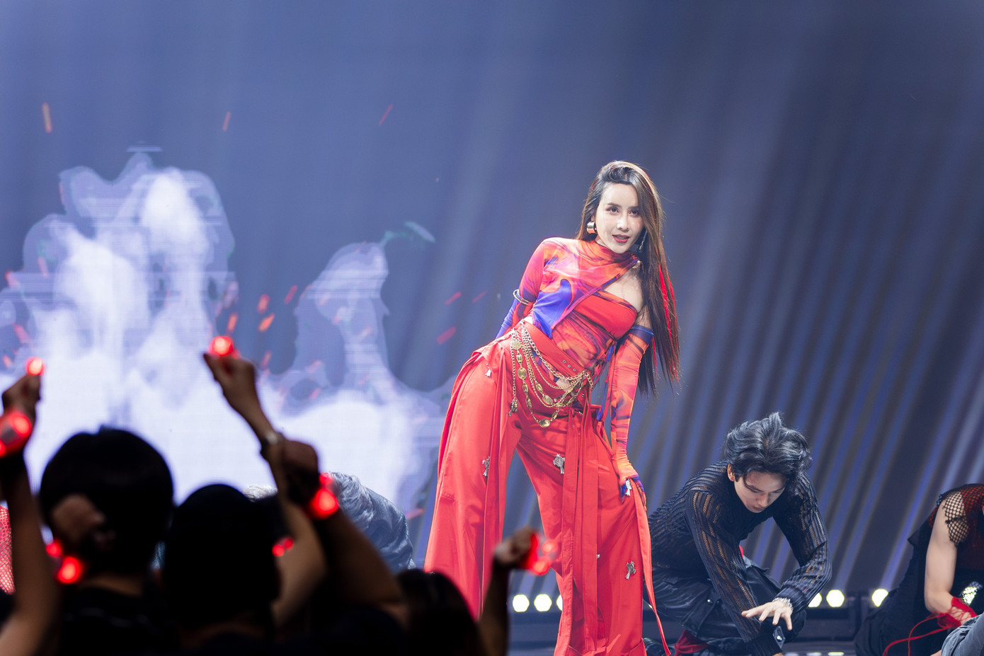 Đây là sân khấu đầu tiên của Lưu Hương Giang sau khi rời show Chị đẹp. Trên mạng xã hội, khán giả khen thái độ tích cực của Lưu Hương Giang sau thời gian trải qua biến cố hôn nhân. Đây là sân khấu đầu tiên của Lưu Hương Giang sau khi rời show Chị đẹp. Trên mạng xã hội, khán giả khen thái độ tích cực của Lưu Hương Giang sau thời gian trải qua biến cố hôn nhân.