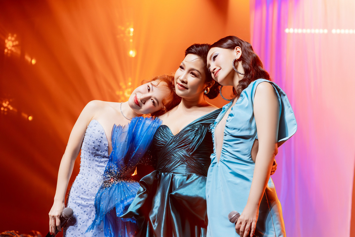 Bộ ba vocal Mỹ Linh, Uyên Linh và Nguyên Hà thể hiện giọng hát nội lực, truyền cảm thông qua ca khúc Lời ru cho con. Tiết mục mang lại nhiều cảm xúc cho các chị đẹp và khán giả. Bộ ba vocal Mỹ Linh, Uyên Linh và Nguyên Hà thể hiện giọng hát nội lực, truyền cảm thông qua ca khúc Lời ru cho con. Tiết mục mang lại nhiều cảm xúc cho các chị đẹp và khán giả.