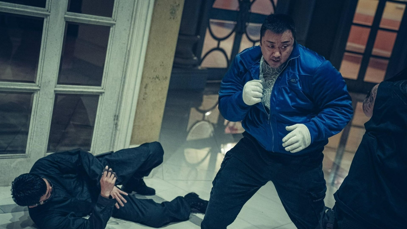 Thái Hòa từ đội trưởng du kích chuyển sang làm trưởng nhóm săn quỷ (lồng tiếng cho Ma Dong Seok).