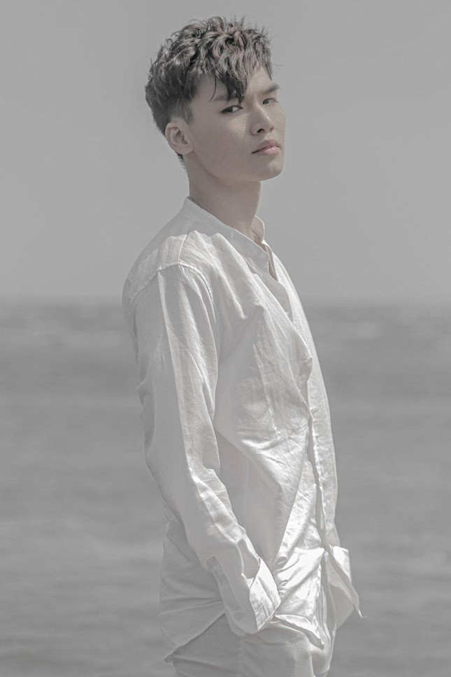 Nam ca sĩ qua đời do đột quỵ. Nam ca sĩ qua đời do đột quỵ.