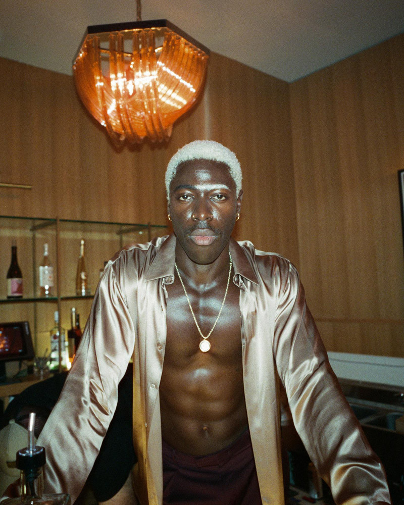 Izaak với áo choàng lụa giá 600 USD của Ace Studios.