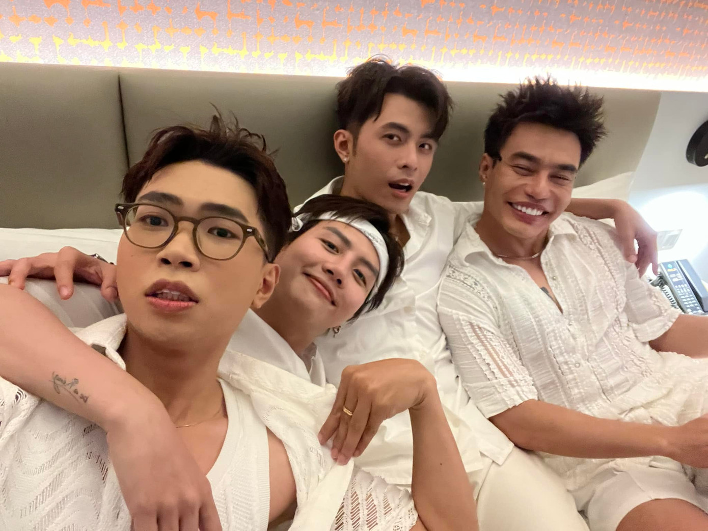 Nhiều người để lại bình luận hài hước dưới bức ảnh &quot;chồng quốc dân&quot; Gin Tuấn Kiệt chụp ảnh cùng hội bạn thân Minh Dự, Duy Khánh và Lê Dương Bảo Lâm.