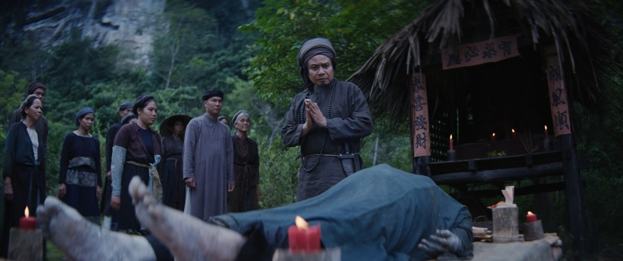 Ảnh cắt từ phim Lật mặt 8 (trên) và Thám tử Kiên: Kỳ án không đầu.