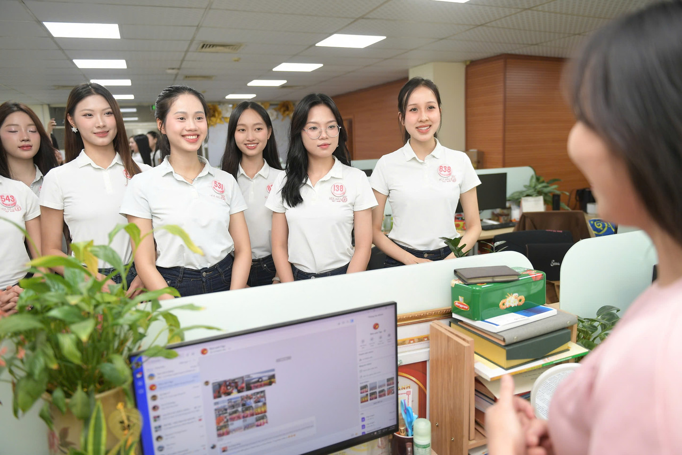 Thí sinh Hoa hậu Việt Nam 2024 phần lớn là các cô gái 18, đôi mươi. Những người đẹp hào hứng khi được cán bộ báo Tiền Phong giới thiệu sự hình thành, quá trình hoạt động và phát triển của cơ quan có lịch sử 72 năm phát triển, gắn với sự nghiệp báo chí nước nhà.