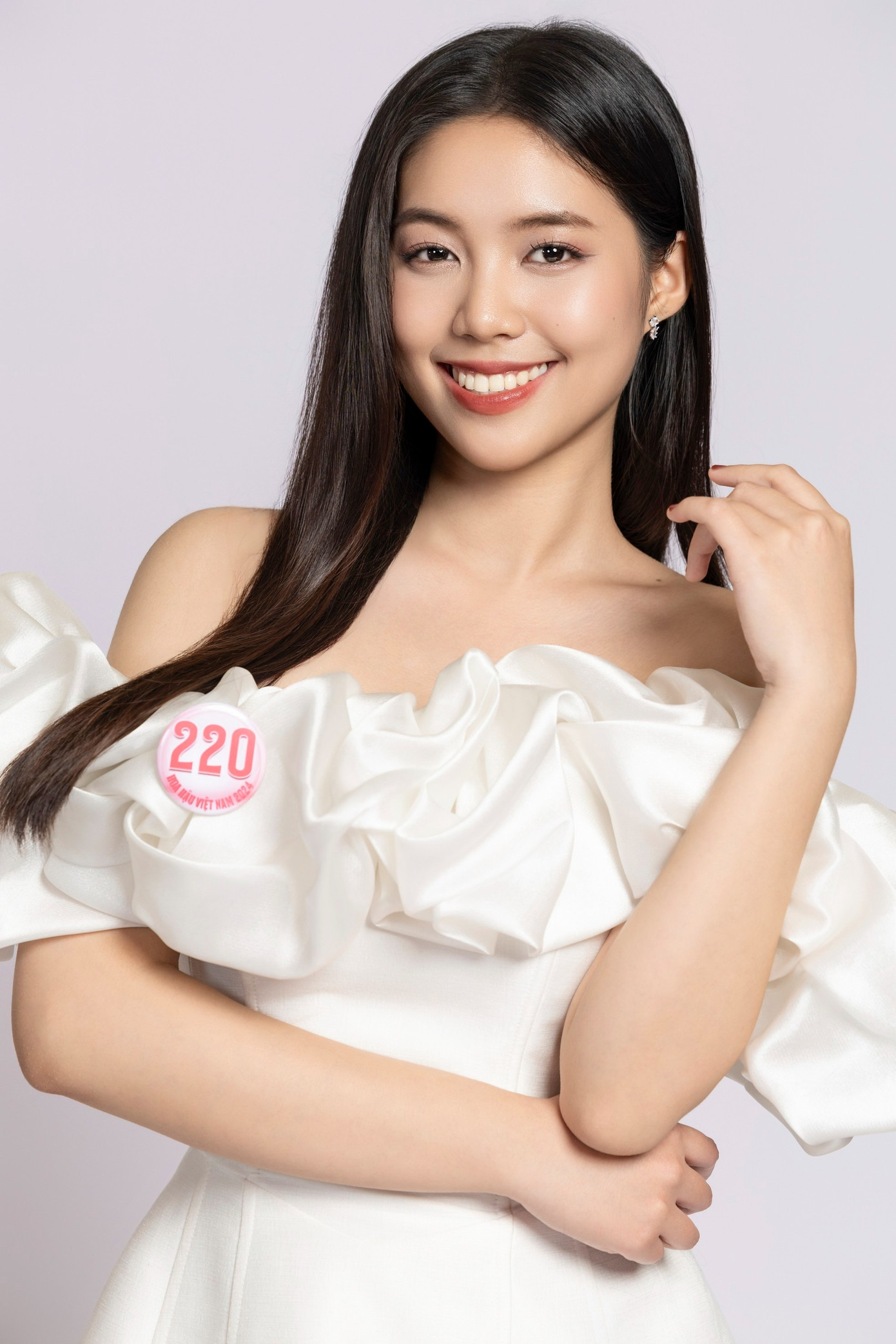 Thiếu úy quân nhân chuyên nghiệp Trần Ngọc Châu Anh mời 10 người thân đến xem chung kết.