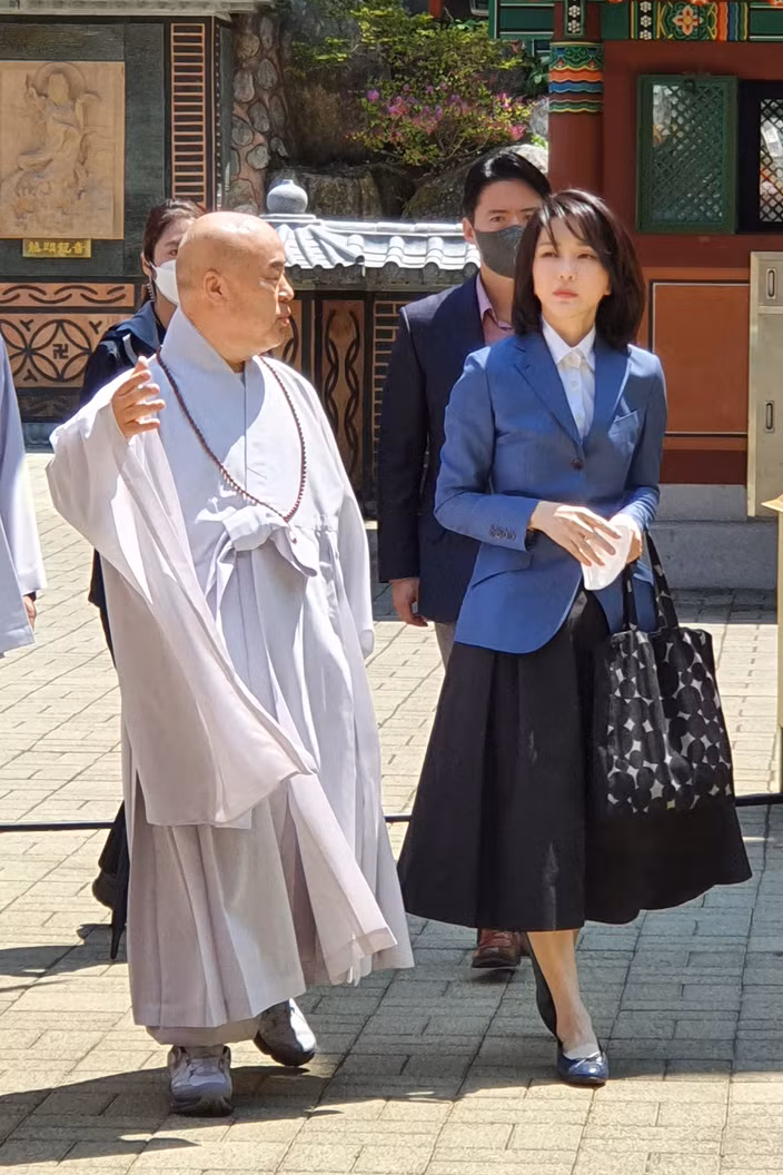 Trong lần đến thăm chùa Guinsa ở Chungcheongbuk-do, phong cách thời trang đậm chất quý tộc Anh gồm blazer cùng chân váy xòe. Mẫu váy nội địa giá 50.000 won được bán hết nhanh chóng trên các sàn thương mại điện tử, theo MBN.