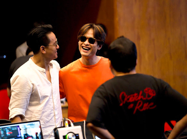 Hà Anh Tuấn tập luyện cùng ban nhạc, chuẩn bị cho live show mang tên Sketch a Rose.