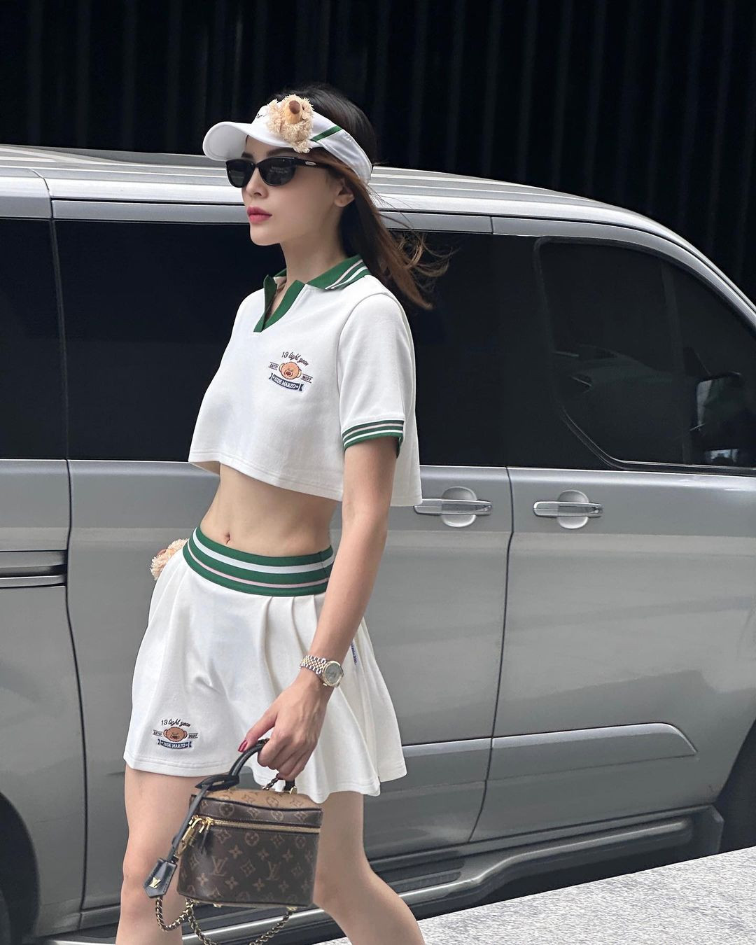 Sau nỗ lực giảm cân, Kỳ Duyên thường xuyên đăng ảnh khoe dáng thon lên mạng xã hội. Hoa hậu Việt Nam 2014 gần đây đắt show diễn thời trang, sắp tới làm huấn luyện viên trong chương trình đào tạo người mẫu.