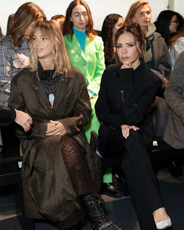 Mia Regan và Victoria Beckham trên hàng ghế đầu show thời trang.