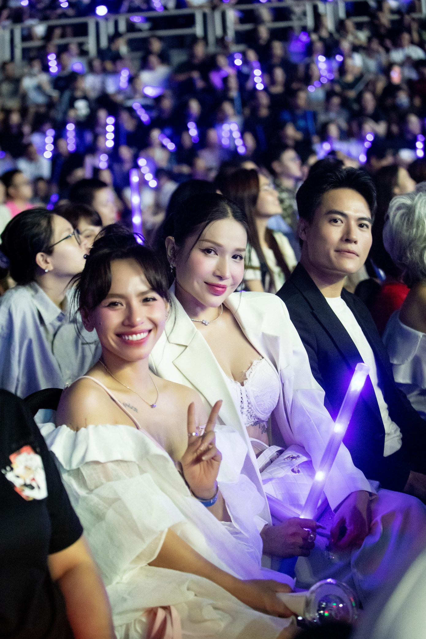 Ngọc Phước và Khả Như mặc phong cách gợi cảm khi đi xem nhạc. Hai nữ diễn viên đến live concert của Trung Quân Idol cùng Võ Tấn Phát.
