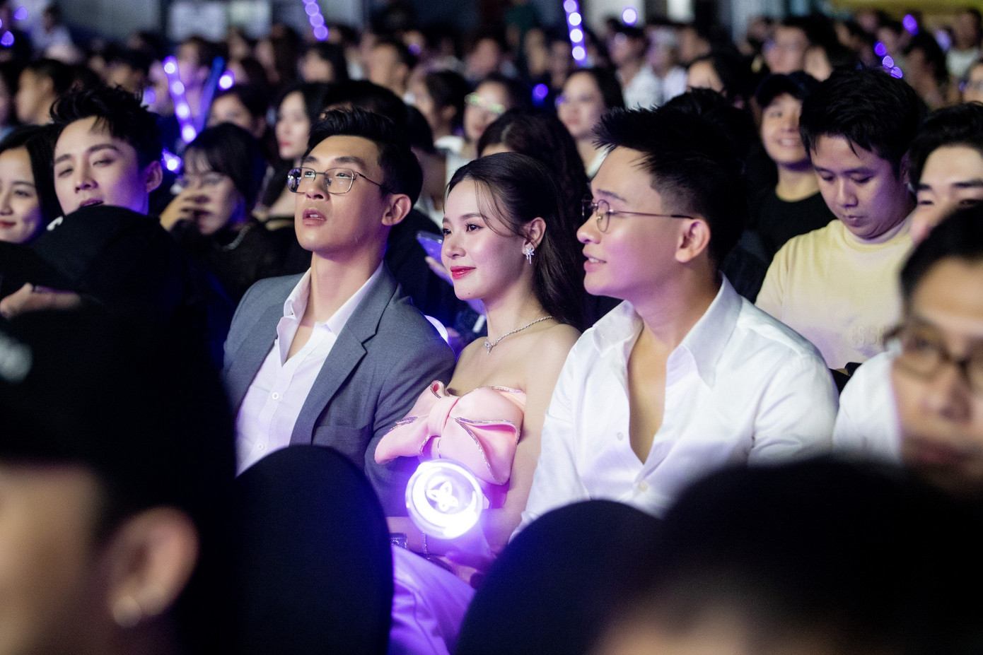 Vợ chồng Midu - Minh Đạt thu hút sự chú ý khi tham gia live concert tối 13/7. Tại đám cưới của nữ diễn viên hồi cuối tháng 6, Trung Quân Idol có mặt, ở lại đến cuối chương trình để góp vui cùng cô dâu hào môn.