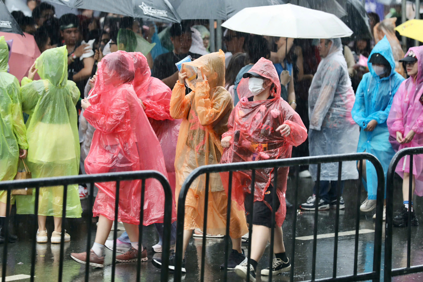 Khoảng 17h, khu vực công viên bờ sông Sài Gòn đổ mưa. Bên ngoài sân khấu, dịch vụ bán áo mưa nở rộ. Hoàng Nam (27 tuổi, TPHCM) cho biết anh có xem dự báo thời tiết trời đổ mưa vào khoảng 16-17h. Nhưng khi chuẩn bị rời nhà, anh không mang theo áo mưa vì chủ quan nắng đẹp. &quot;May mắn có sẵn các anh chị bán áo mưa, ô nên tôi không bị ướt người&quot;, Hoàng Nam chia sẻ.