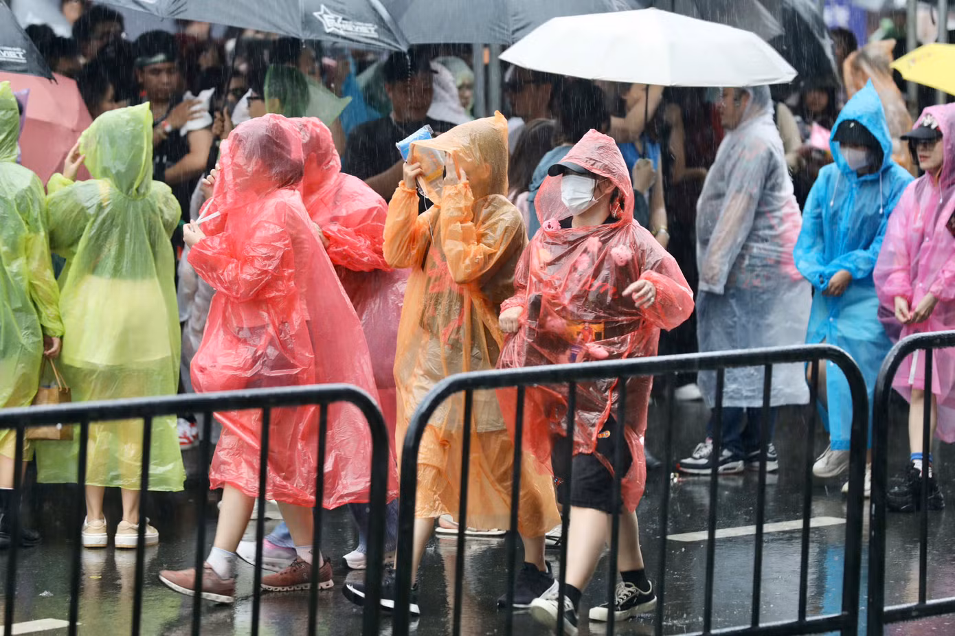Khoảng 17h, khu vực công viên bờ sông Sài Gòn đổ mưa. Bên ngoài sân khấu, dịch vụ bán áo mưa nở rộ. Hoàng Nam (27 tuổi, TPHCM) cho biết anh có xem dự báo thời tiết trời đổ mưa vào khoảng 16-17h. Nhưng khi chuẩn bị rời nhà, anh không mang theo áo mưa vì chủ quan nắng đẹp. "May mắn có sẵn các anh chị bán áo mưa, ô nên tôi không bị ướt người", Hoàng Nam chia sẻ.