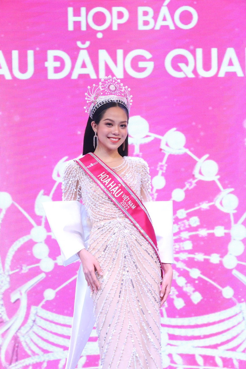 Tại họp báo, Hoa hậu Thanh Thủy gây ấn tượng với vẻ đẹp nhẹ nhàng, đằm thắm cùng vương miện Hùng ca chim Lạc. Bộ trang phục đính đá cầu kỳ làm tôn lên chiều cao, sắc vóc của tân hoa hậu.