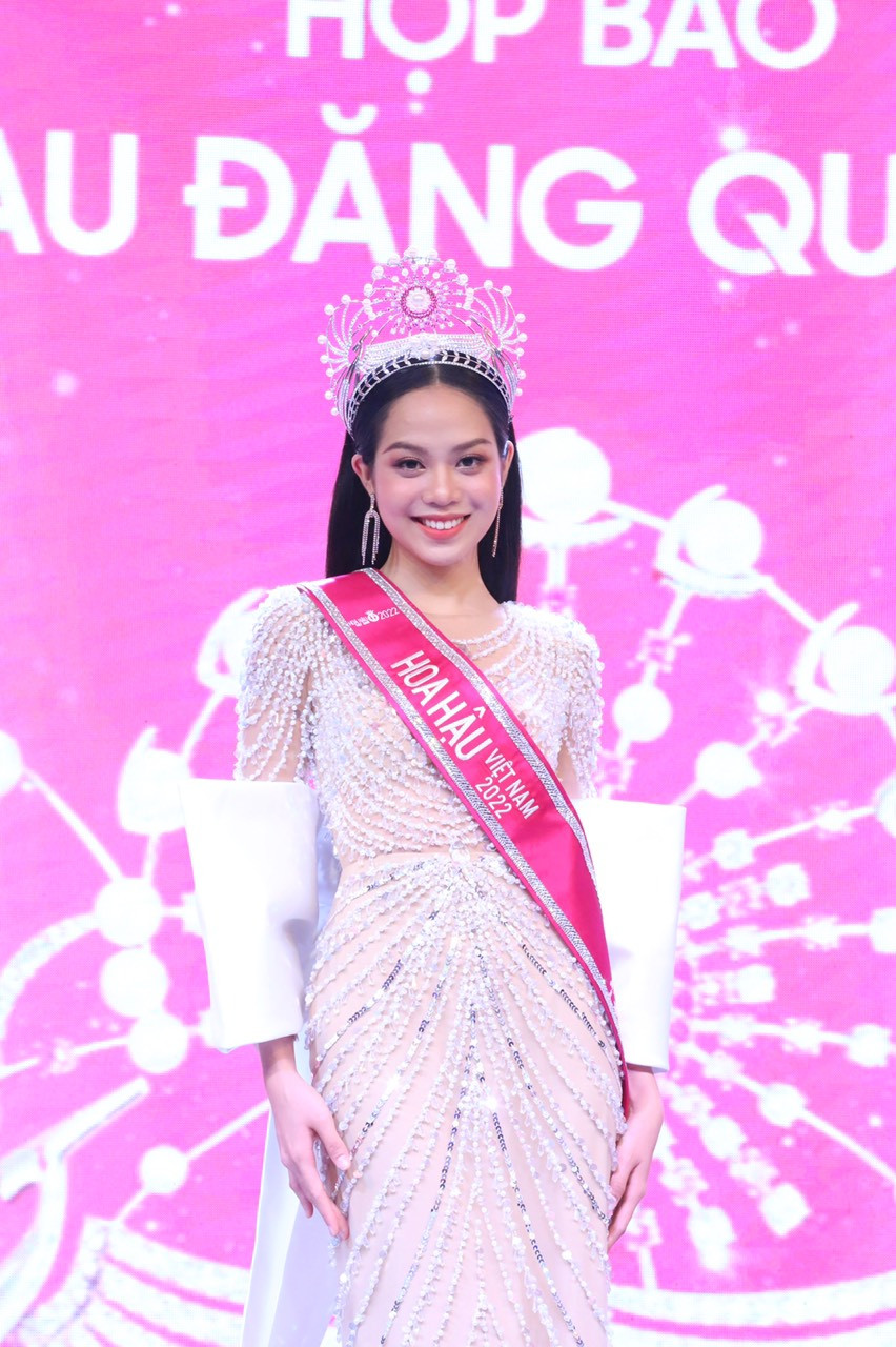 Tại họp báo, Hoa hậu Thanh Thủy gây ấn tượng với vẻ đẹp nhẹ nhàng, đằm thắm cùng vương miện Hùng ca chim Lạc. Bộ trang phục đính đá cầu kỳ làm tôn lên chiều cao, sắc vóc của tân hoa hậu.