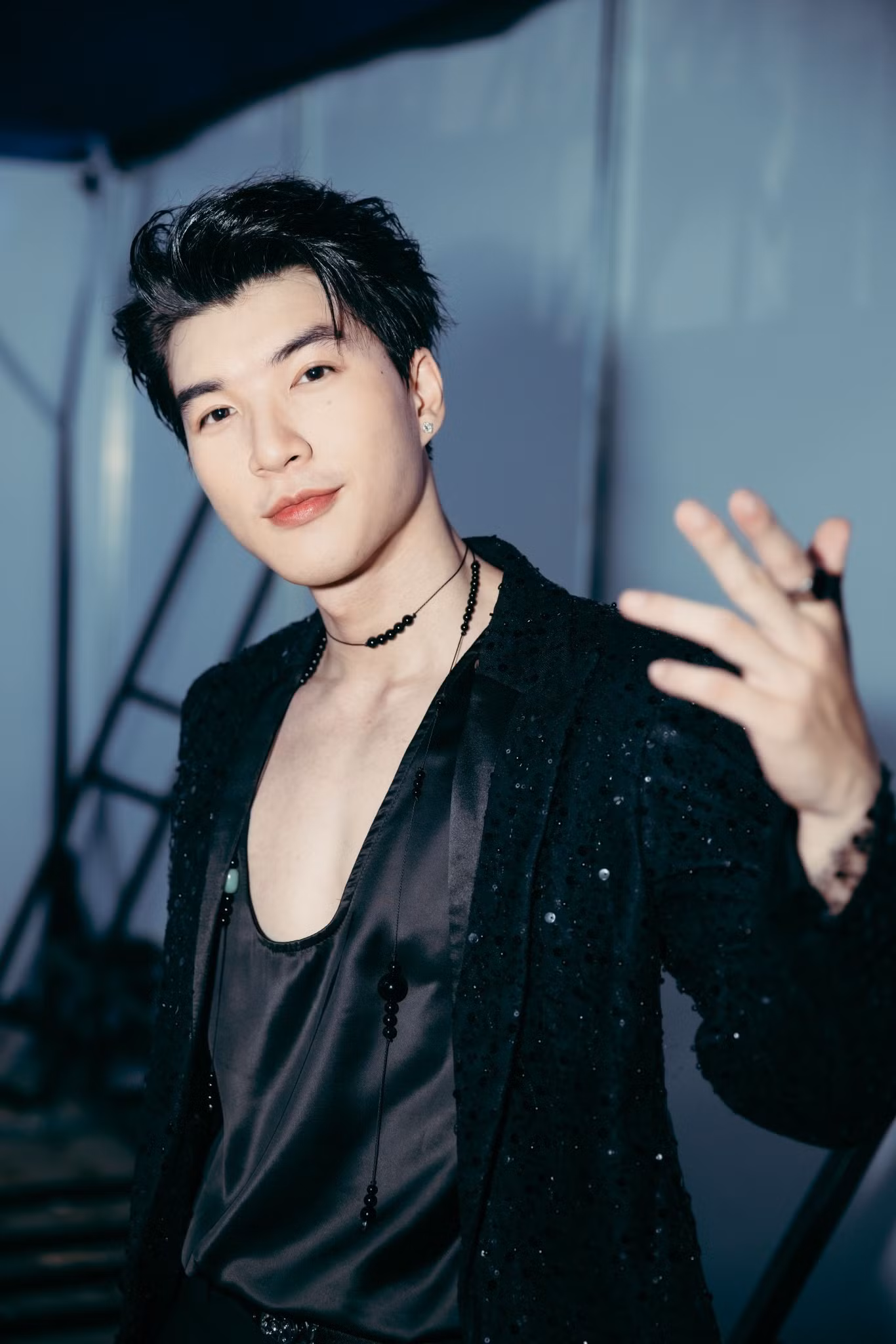 Hieuthuhai (phải) gia nhập đường đua top trending với Nước mắt cá sấu, đua cùng Hòa Minzy.