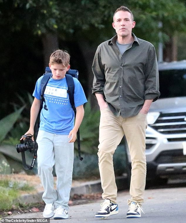 Ben Affleck dành thời gian bên hai con sau khi ly hôn Jennifer Lopez. Ben Affleck dành thời gian bên hai con sau khi ly hôn Jennifer Lopez.