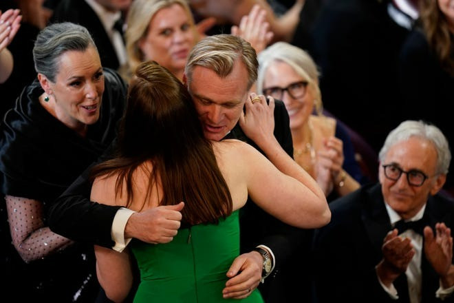 Christopher Nolan chúc mừng Jennifer Lame khi cô bước lên sân khấu nhận giải thành tựu biên tập phim cho Oppenheimer. Những cái ôm và nụ hôn tại Oscar 2024 phần lớn đến từ ê-kíp của bộ phim về cha đẻ bom nguyên tử.