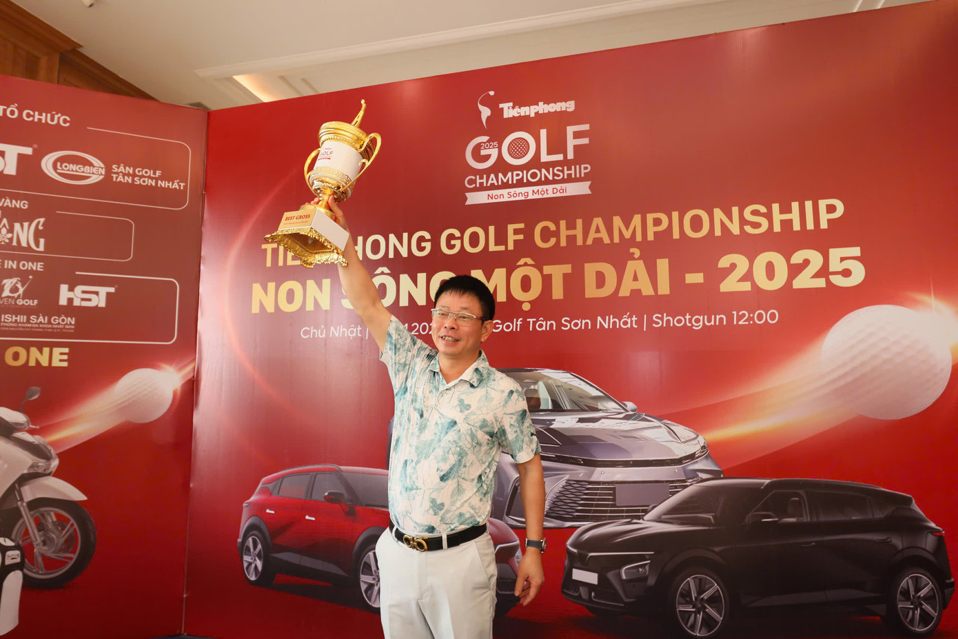 Ở phần phát biểu khai mạc sau đó, nhà báo Phùng Công Sưởng - Tổng Biên tập báo Tiền Phong, Trưởng Ban tổ chức - kỳ vọng Giải Tiền Phong Golf Championship - Non sông một dải không ngừng lớn mạnh để sớm trở thành giải đấu thường niên, góp phần thúc đẩy du lịch golf, đóng góp vào sự phát triển kinh tế xanh của TPHCM.