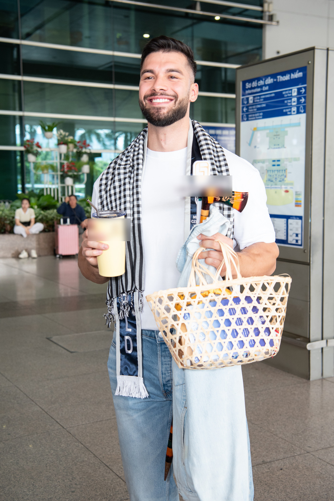 Nam vương Thế giới Czech Republic và nam vương người Tây Ban Nha nói thích thú khi có cơ hội thưởng thức cà phê theo phong cách Việt Nam.