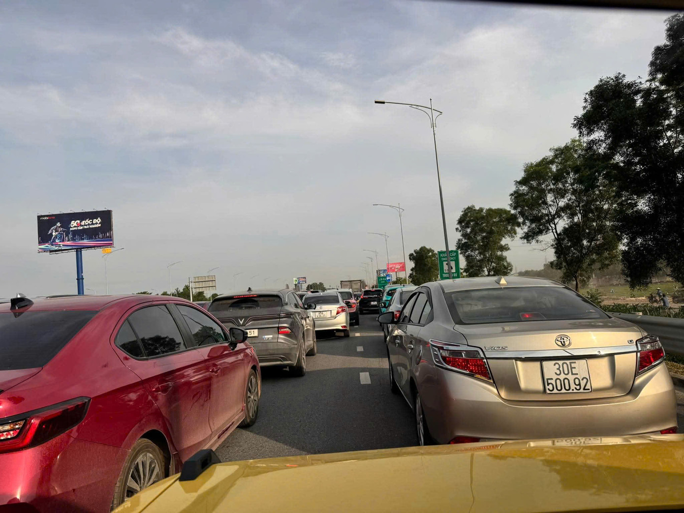 Từ đầu giờ chiều, cầu Vĩnh Tuy ghi nhận tình trạng ùn tắc kéo dài. Theo phản ánh của khán giả, mọi ngả đường hướng về Hưng Yên, từ cầu Vĩnh Tuy, Cổ Linh, cầu Thanh Trì tới Xuân Quan, Bát Tràng, Bát Khối, tới Đường 5, Trâu Quỳ, Gia Lâm... đều ùn tắc.