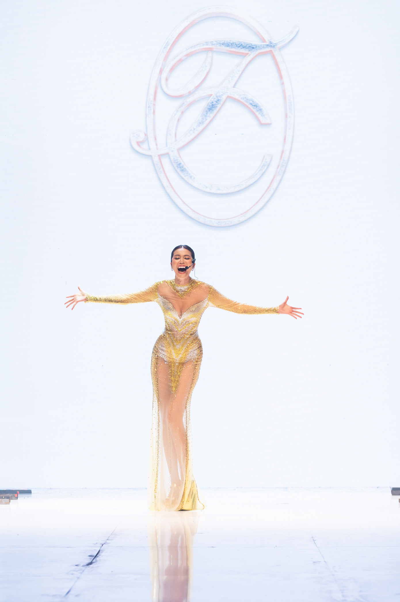 Trên nền nhạc quen thuộc của Miss Universe, Minh Tú thể hiện phần hô tên đặc trưng của các cuộc thi hoa hậu. Nữ người mẫu cười hạnh phúc khi hô to &quot;Minh Tú đã có chồng&quot;.