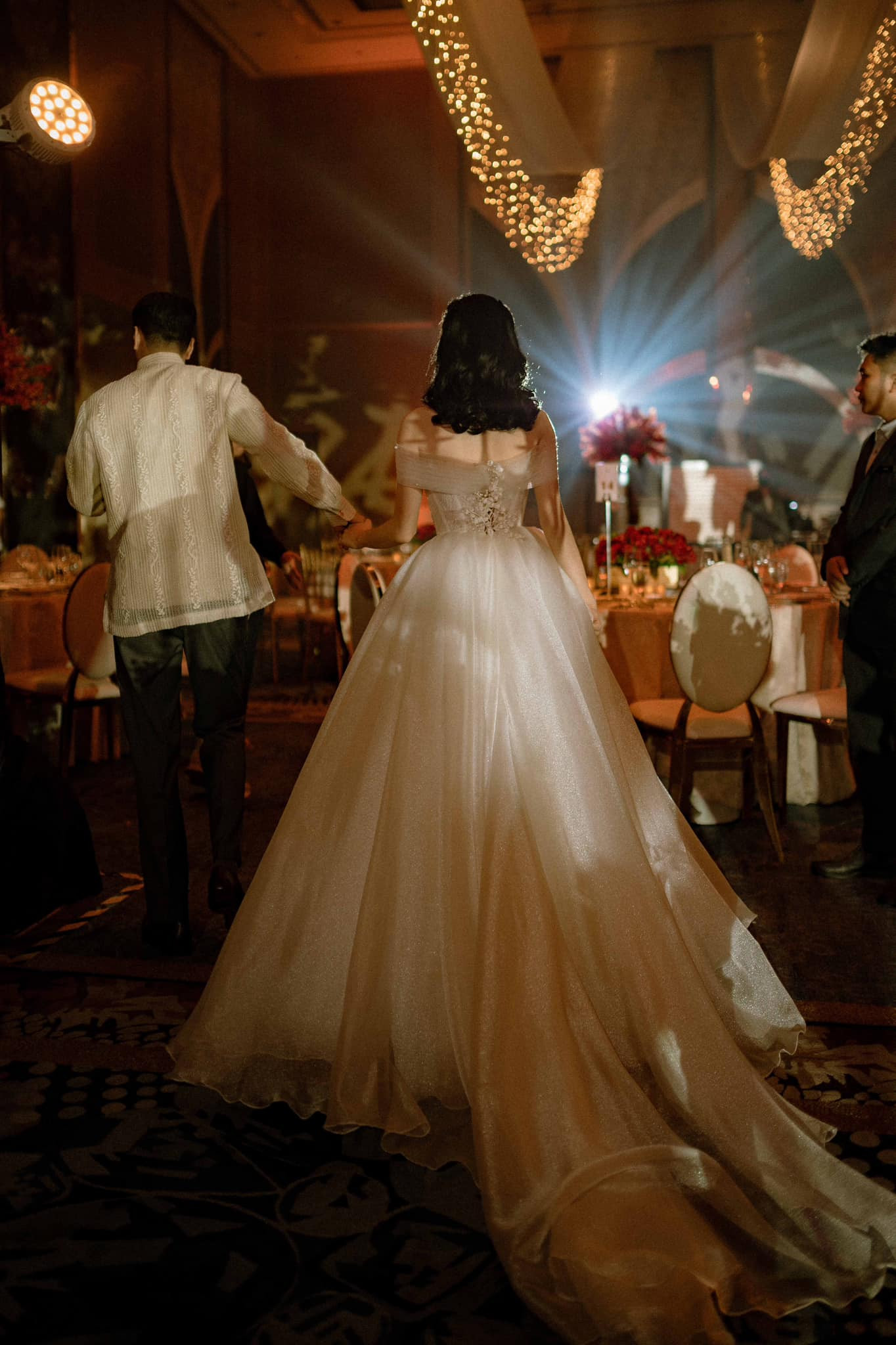 Ngoài những bức ảnh trong hôn lễ tại Philippines, Linh Rin còn tiết lộ cô và chồng đang chuẩn bị tiệc cưới diễn ra tại TPHCM. &quot;Vẫn còn nhiều niềm tự hào trong lễ cưới sắp tới. Một lần nữa cảm ơn những tâm hồn đồng điệu&quot;, Linh Rin chia sẻ.