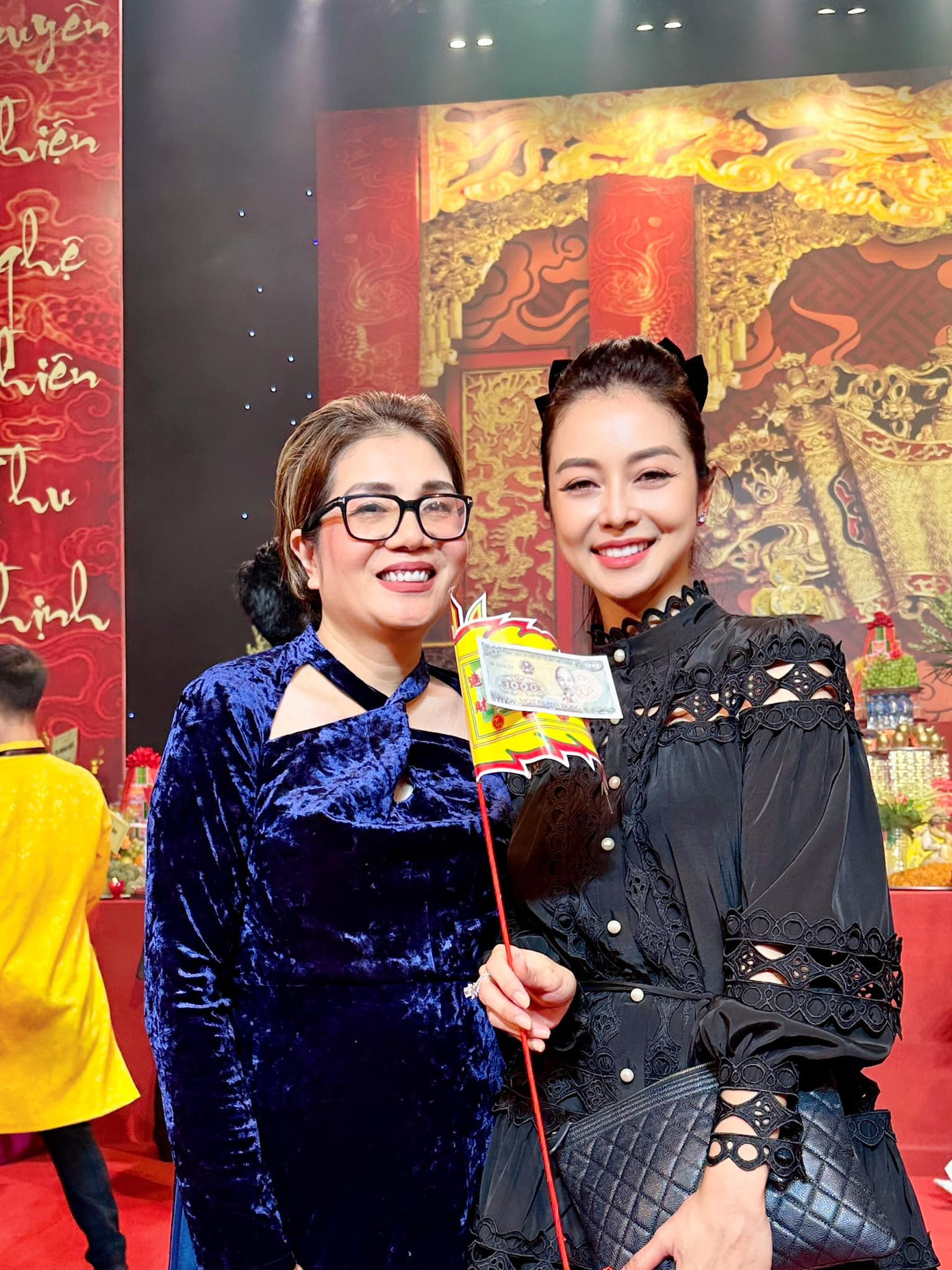 Jennifer Phạm đăng ảnh dâng hương cho Tổ nghề: "Cầu mong Tổ soi sáng con đường nghệ thuật để chúng con được cống hiến hết mình bằng sự đam mê cháy bỏng với nghề".