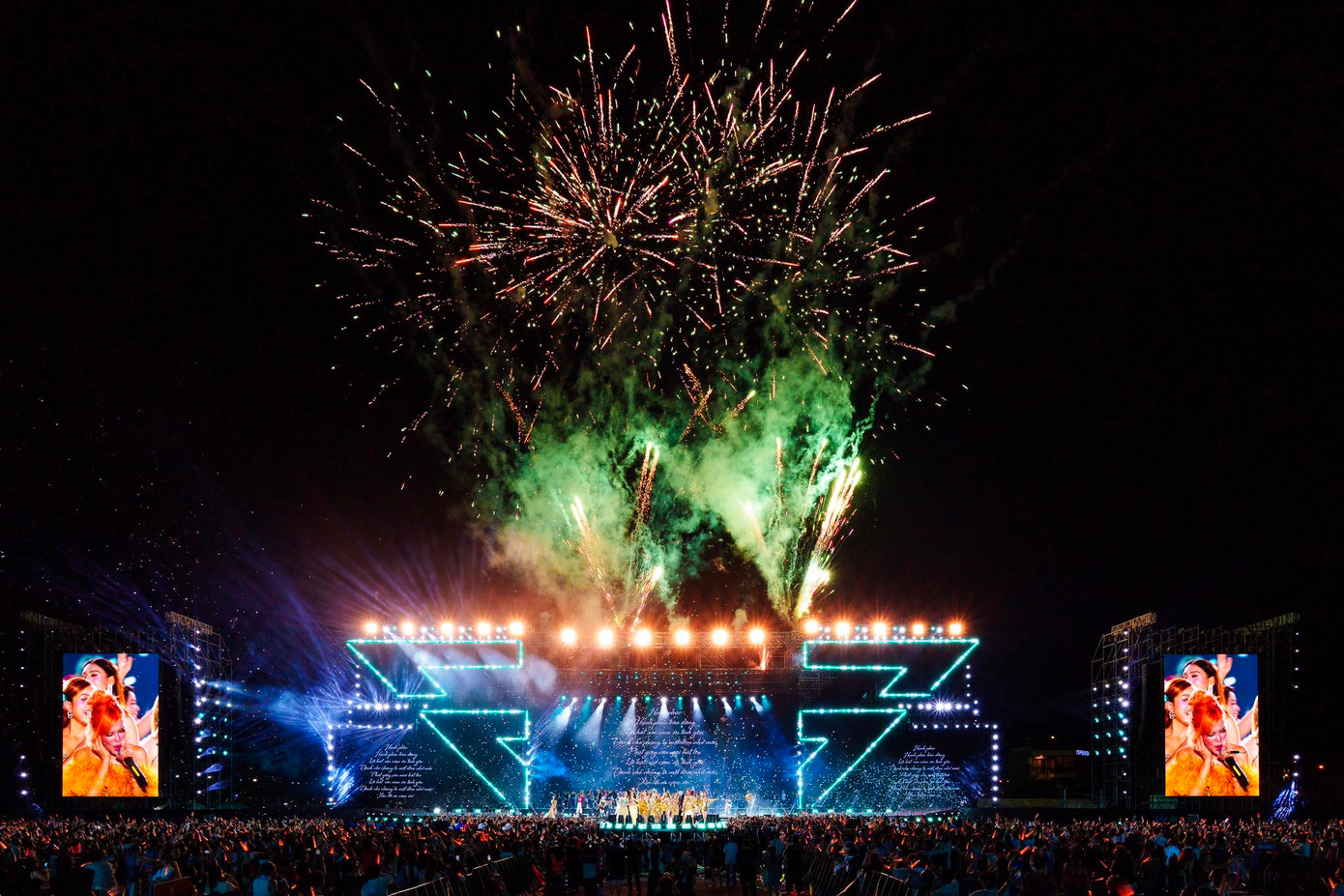 Tối 12/4, hàng ngàn khán giả hâm mộ đổ về The Global City (TPHCM) để đồng hành và cổ vũ 48 nữ nghệ sĩ như diva Mỹ Linh, Thu Phương, Ngọc Ánh, Minh Tuyết, Phạm Quỳnh Anh, Tóc Tiên, Minh Hằng, vận động viên Thuý Hiền, Lưu Hương Giang, Phương Vy, Trang Pháp, Khổng Tú Quỳnh, diễn viên Ninh Dương Lan Ngọc....