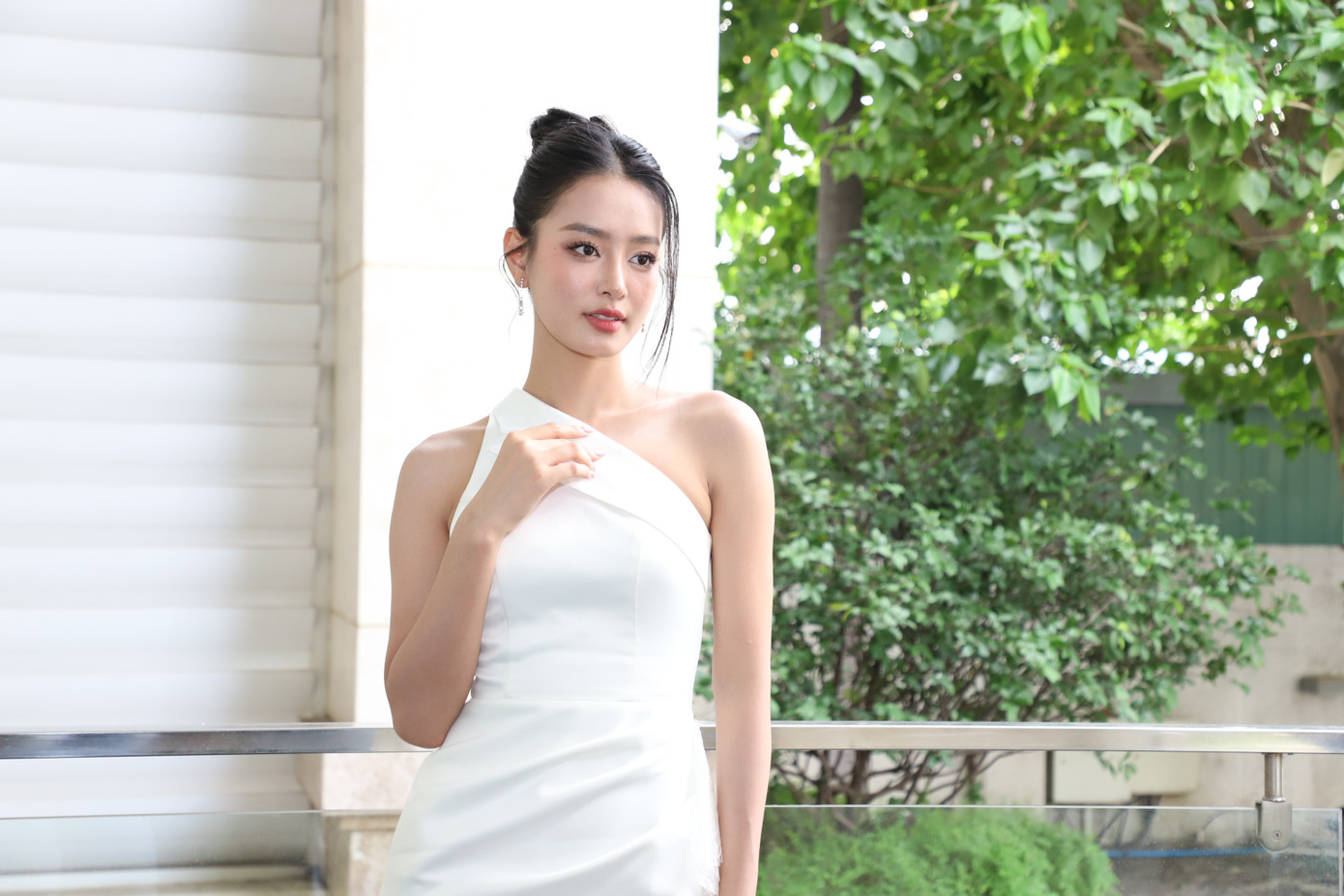 Bùi Khánh Linh là một trong bốn cô gái tham gia chương trình hẹn hò Đảo thiên đường phát sóng khung giờ vàng trên kênh VTV3. Lần đầu tham gia show thực tế, á hậu 22 tuổi nói cô muốn học hỏi, trải nghiệm là chính, hẹn hò không phải mục đích duy nhất.