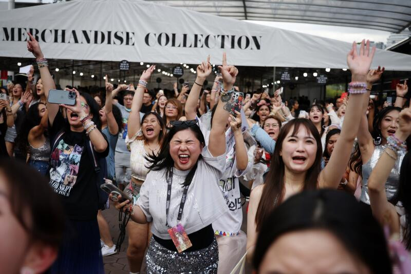 Trước giờ G, biển người hâm mộ phấn khích khi nhìn thấy Taylor Swift trên màn ảnh. Trước giờ G, biển người hâm mộ phấn khích khi nhìn thấy Taylor Swift trên màn ảnh.