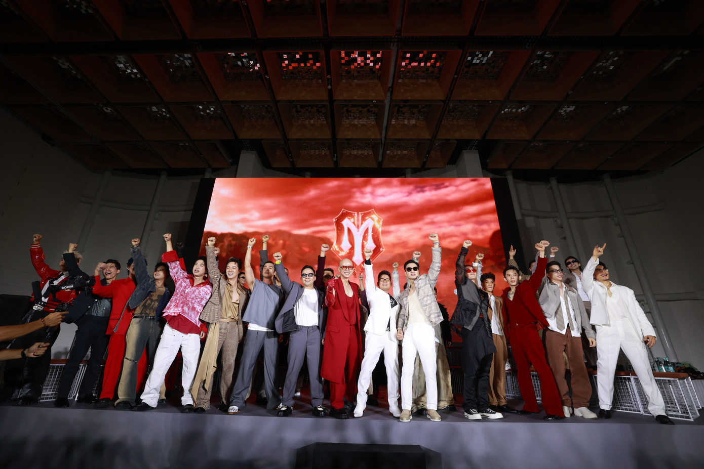 33 anh tài của Anh trai vượt ngàn chông gai. 33 anh tài của Anh trai vượt ngàn chông gai.