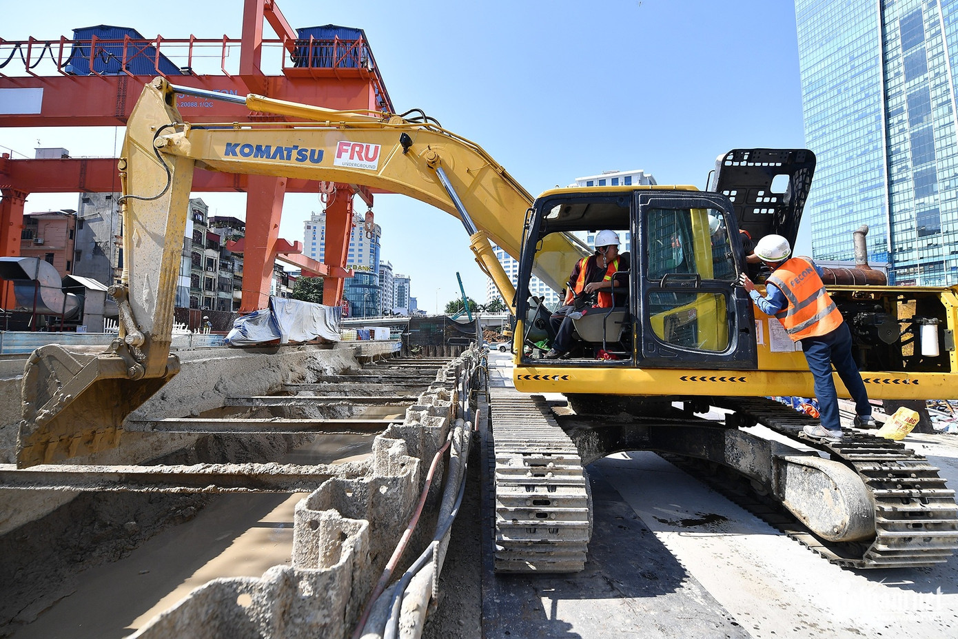 Bên trên mặt đất đoạn ngã tư Liễu Giai - Kim Mã, một bể chứa bùn được hút từ dưới lòng đất lên đang được máy xúc xử lý để vận chuyển đi đổ.