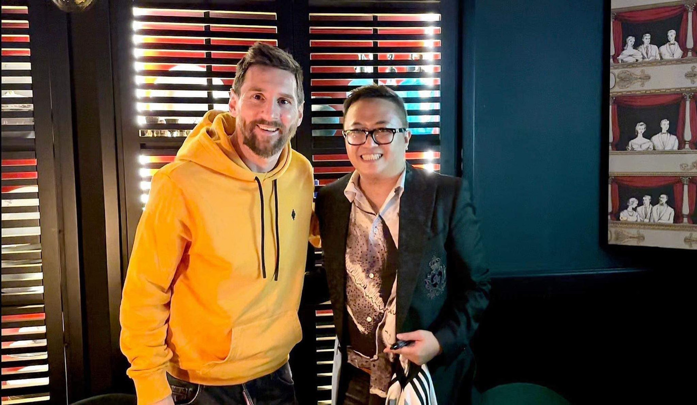 Ảnh đăng trên trang cá nhân của ông Phạm Quốc Cường và hình ảnh Jack gặp Messi xuất hiện trong MV. Ảnh đăng trên trang cá nhân của ông Phạm Quốc Cường và hình ảnh Jack gặp Messi xuất hiện trong MV.