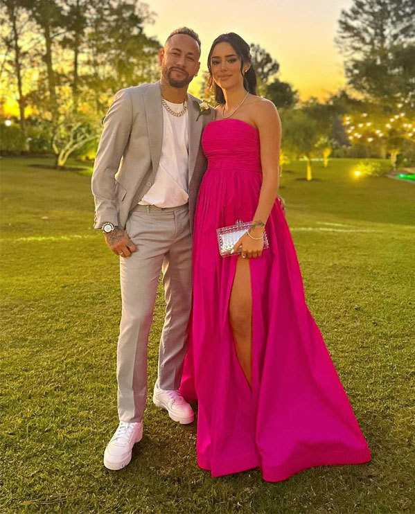 Neymar và bạn gái cùng blogger Fernanda Campos (phải).