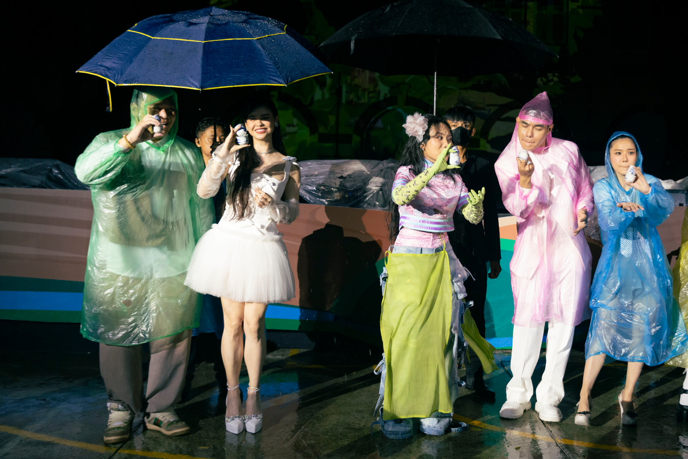 Nhiều nghệ sĩ đội mưa để tham gia thử thách múa chén của Phương Mỹ Chi. Nữ ca sĩ xúc động khi thấy rapper Yuno, Trương Quỳnh Anh, Lê Dương Bảo Lâm, Hoàng Yến Chibi, Huỳnh Lập... mặc áo mưa, ngồi ngoài trời xem cô biểu diễn đến cuối buổi. Nhiều nghệ sĩ đội mưa để tham gia thử thách múa chén của Phương Mỹ Chi. Nữ ca sĩ xúc động khi thấy rapper Yuno, Trương Quỳnh Anh, Lê Dương Bảo Lâm, Hoàng Yến Chibi, Huỳnh Lập... mặc áo mưa, ngồi ngoài trời xem cô biểu diễn đến cuối buổi.