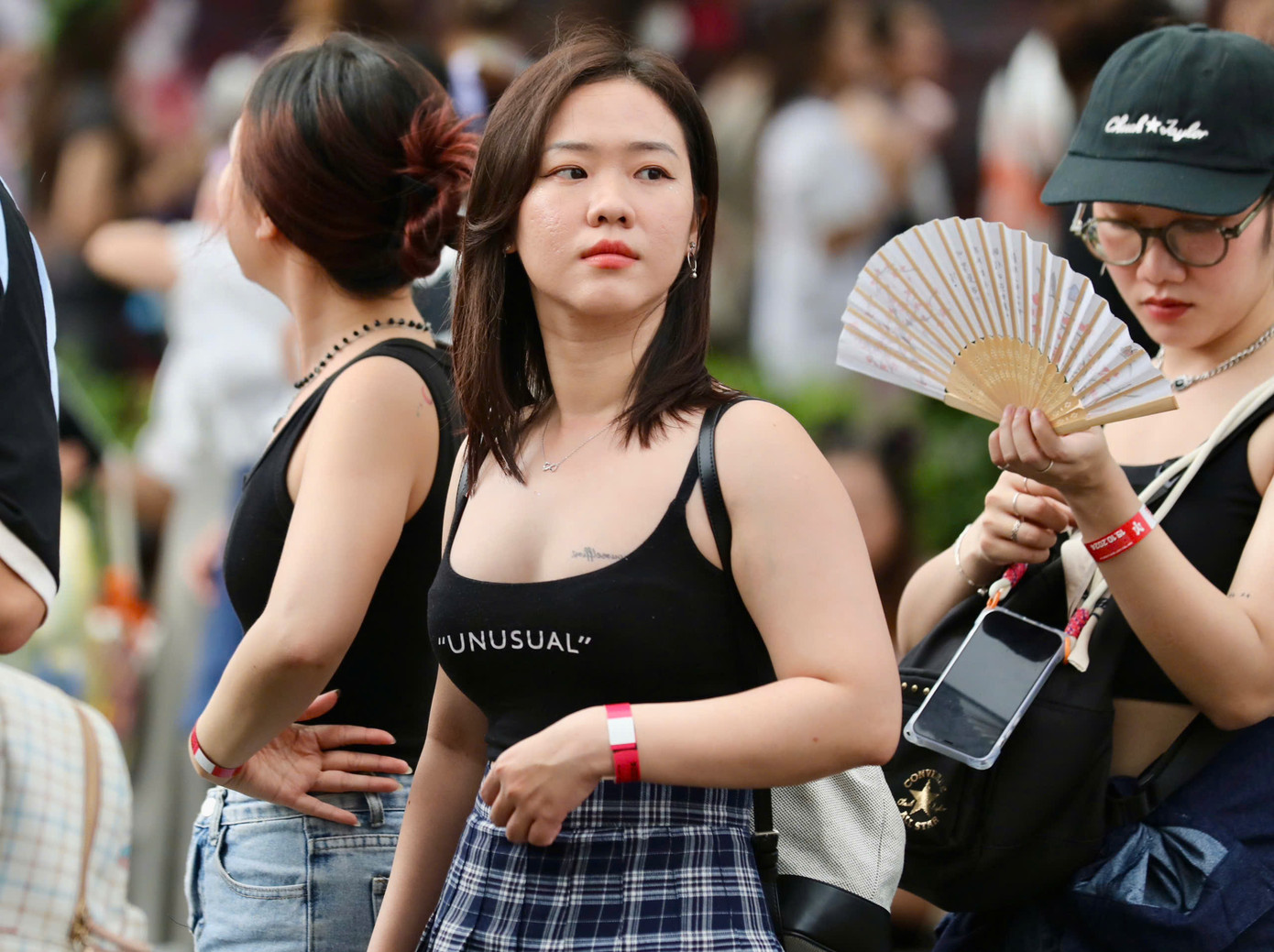 Phần đông khán giả nữ chọn trang phục thoáng mát, xuất hiện từ sớm để đổi vé xem show. Trả lời Tiền Phong, Ngọc Thanh (quận 6, TPHCM) cho biết cô &quot;đau đầu&quot; để chọn trang phục đi xem show Anh trai chông gai. &quot;Không phải lúc nào cũng có dịp đi xem show quy tụ các nghệ sĩ nổi tiếng. Tôi hiếm khi xem show, vì vậy muốn mặc đẹp, khoe với bạn bè cơ hội gặp các anh tài&quot;, cô nói.