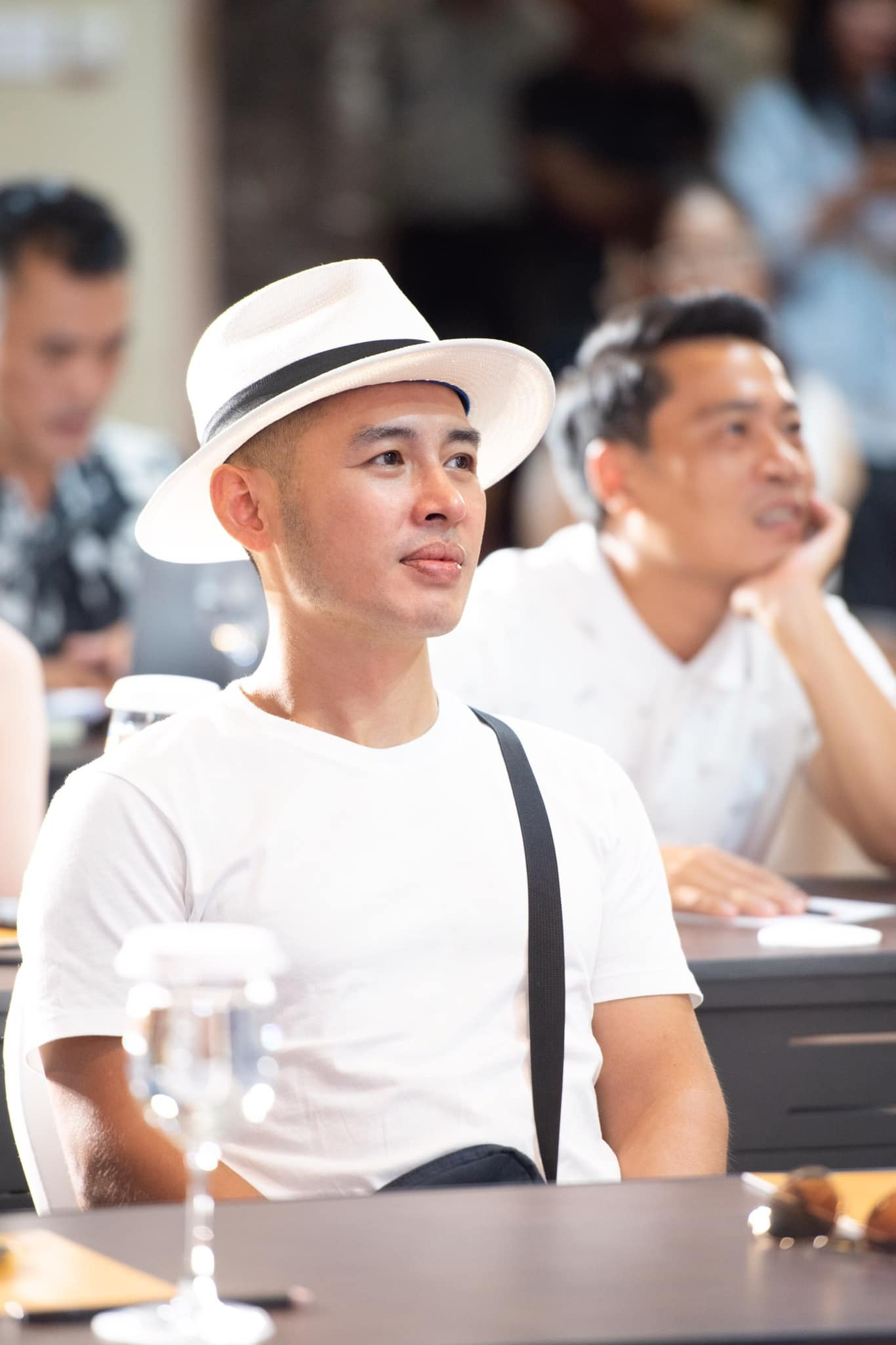 Hoàng Hải trở lại đường đua nhạc Việt sau nhiều năm vắng bóng, được khán giả ủng hộ sau Ca sĩ mặt nạ. Hoàng Hải trở lại đường đua nhạc Việt sau nhiều năm vắng bóng, được khán giả ủng hộ sau Ca sĩ mặt nạ.